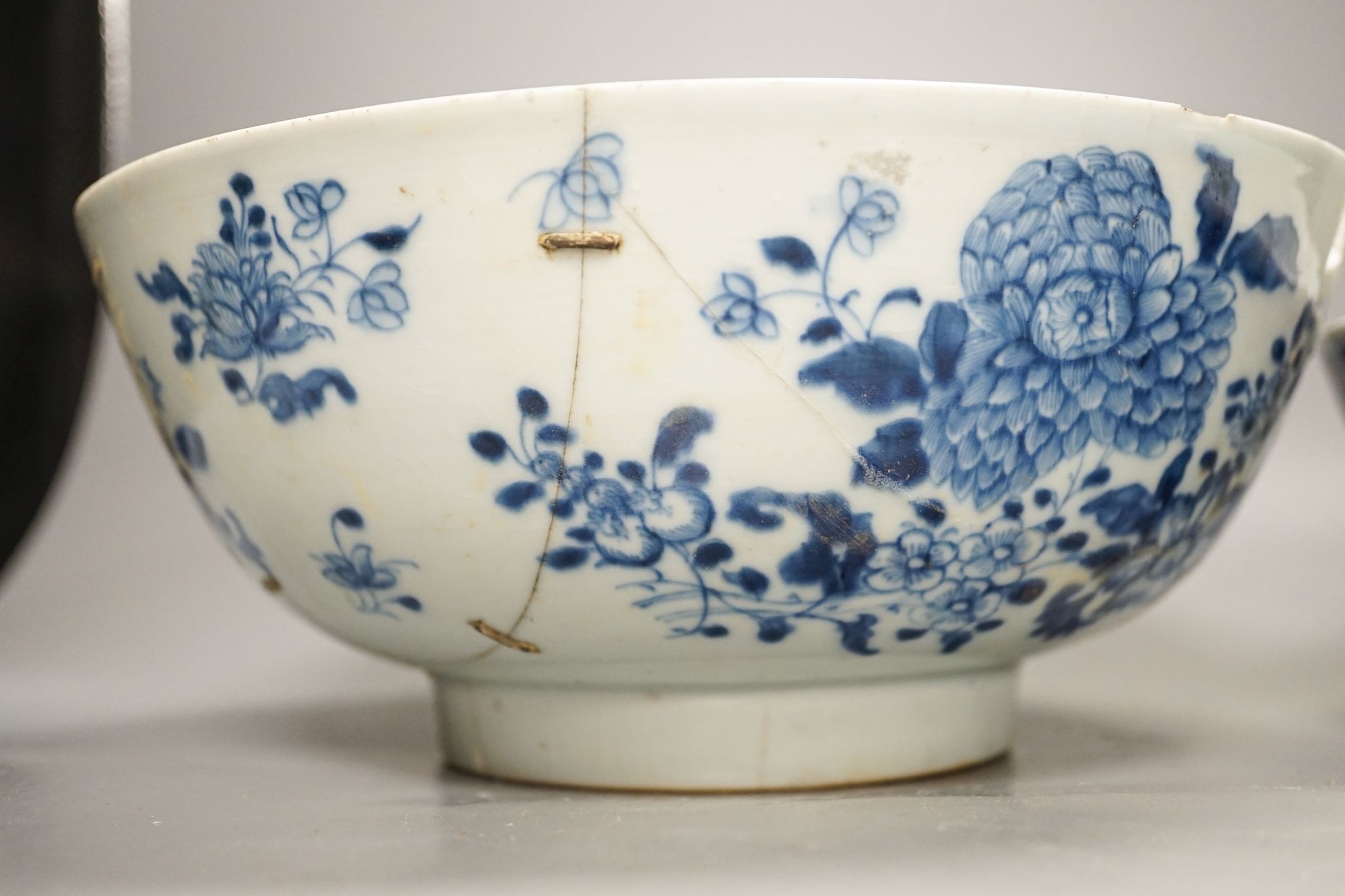 Two Chinese blue and white bowls, one a.f. 23cm